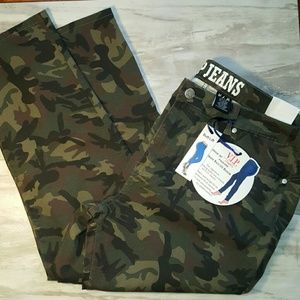 V.I.P jeans camo pants. Size 22. Nwt